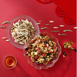 【盛香珍】花開富貴禮盒杏仁小魚+每日養身堅果500g(年節限定)